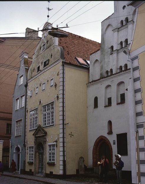 Die drei Brüder nennt man die drei ältesten Häuser der Stadt Riga. Sie wurden im 2. Weltkrieg stark beschädigt und in den 1950er Jahren wieder aufgebaut. 