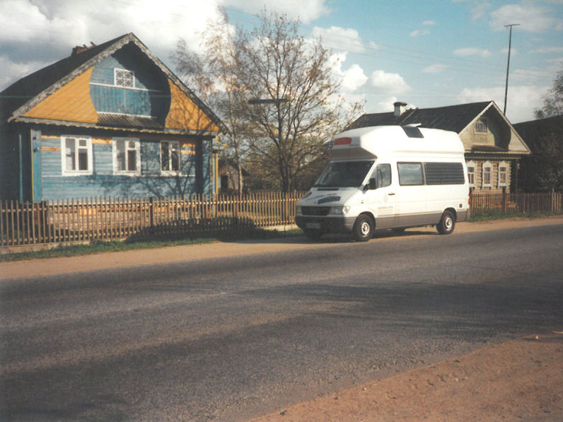 Es gibt in Russland viele sogenannte Straßendörfer, in denen mehr oder weniger alle Häuser direkt an der Straße gebaut sind. Hier ein Foto von einer Erkundungsfahrt in den 90er Jahren. 