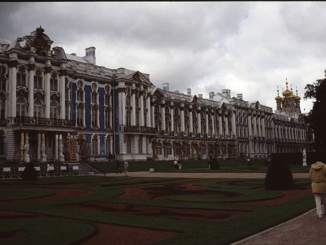 Die St. Petersburger schätzen ihre Paläste und pflegten diese auch zu Zeiten der Sowjetunion. Der Katharinenpalast im Pushkin oder Zarendorf war schon immer einer der Hauptattraktionen für Besucher. 