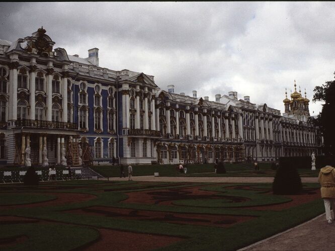 The St. Petersburgers appreciate their palaces and looked after them even during the times of the Soviet Union. The Catherine Palace in Pushkin or Tsar Village has always been one of the main attractions for visitors.