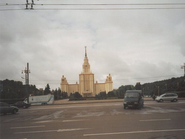 Auf den Sperlingsbergen im Westen Moskaus befindet sich die größte Universität Russlands. Hier hat unter anderem auch Michail Gorbatschow studiert. Das Hauptgebäude ist eine der "Sieben Schwestern", das sind im stalinistischen Zuckerbäckerstil erbaute Hochhäuser.  