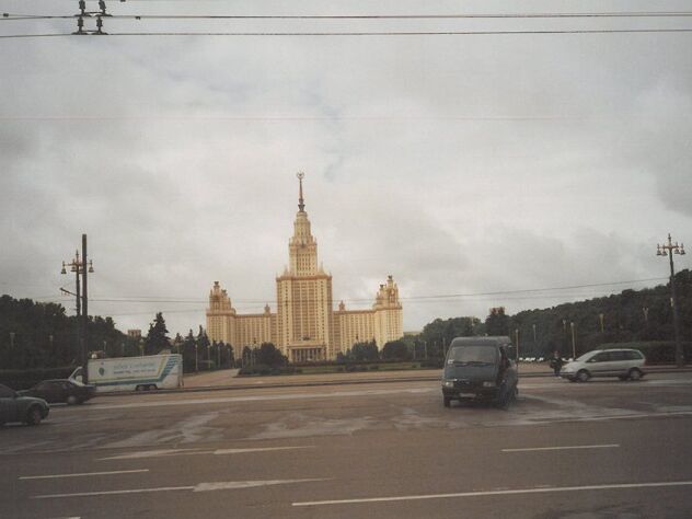 Russia's largest university is located on the Sparrow Hills in western Moscow. Mikhail Gorbachev, among others, also studied here. The main building is one of the "Seven Sisters", high-rise buildings built in the Stalinist confectioner style.