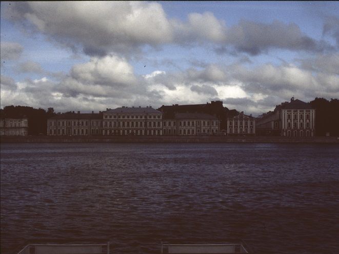 Am Nordufer der Neva liegen auf der Wasiljewski Insel in St. Petersburg liegen verschiedene Paläste. Einige sind heute noch gut erhalten und dienen als Museen. 