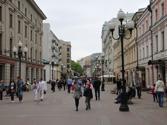 Im Gegensatz zu den breiten Straßen, großen Plätzen und imposanten Bauten,, die wir auf der Fahrt mit dem Bus sehen, ist das Viertel ideal für einen Bummel und zum Einkehren.  