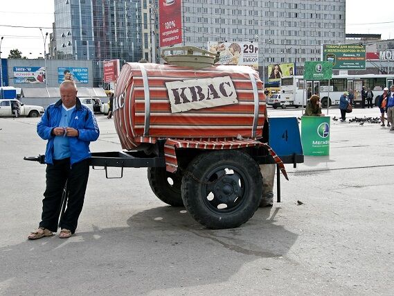 Then as now you can find large kvass barrels in many places. They mostly fill your own bottles. 