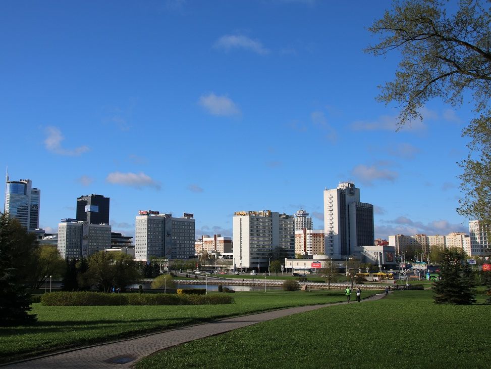 Minsk im Sommer 2019, eine große und grüne Stadt, die die Besucher beeindruckt. 