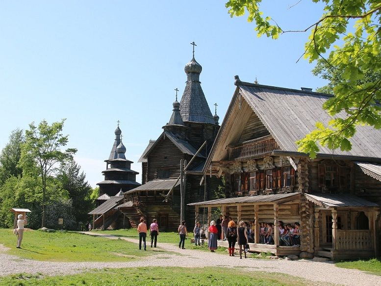 Inzwischen hat man die Holzhäuser und Kirchen wieder gut renoviert und die alte Kultur wird gepflegt. 