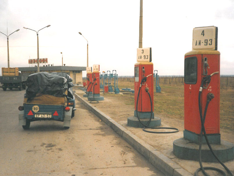 Tanken war früher eine Herausforderung, Diesel war oft knapp und man musste genau wissen wieviel in den Tank passt. 