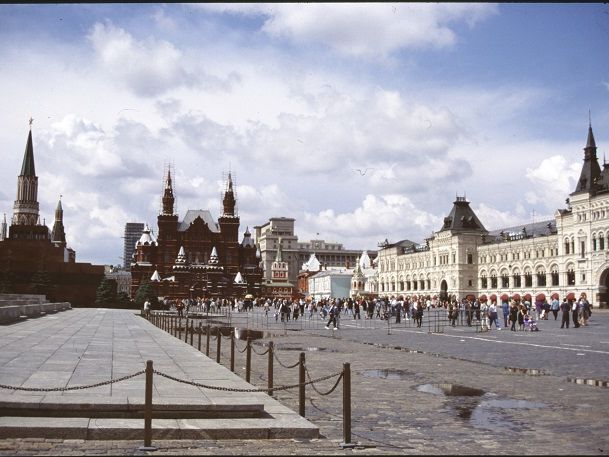 Der Rote Platz Mitte der 1990er Jahre - der Blick geht in Richtung historischem Museum, links ist die Kremlmauer und rechts das Kaufhaus GUM. 