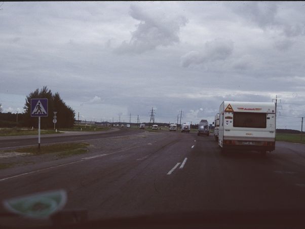 Die Europastraße 30 beginnt in Cork und endet in Omsk. Sie verbindet u.a. die Hauptstädte Berlin, Warschau, Minsk und Moskau. Hier ein Bild der ca 500 km die durch Weißrussland führen. In den ersten 10-15 Jahren fuhr man mangels ausreichender Beschilderung oder Sprachkenntnisse mit dem Reiseleiter über Land. 