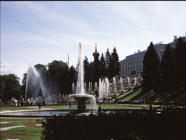 Die große Kaskade liegt auf der der See zugewandten Seite des Peterhof Schlosses und ihr Ablauf ist ein Kanal, der in die See fließt. 