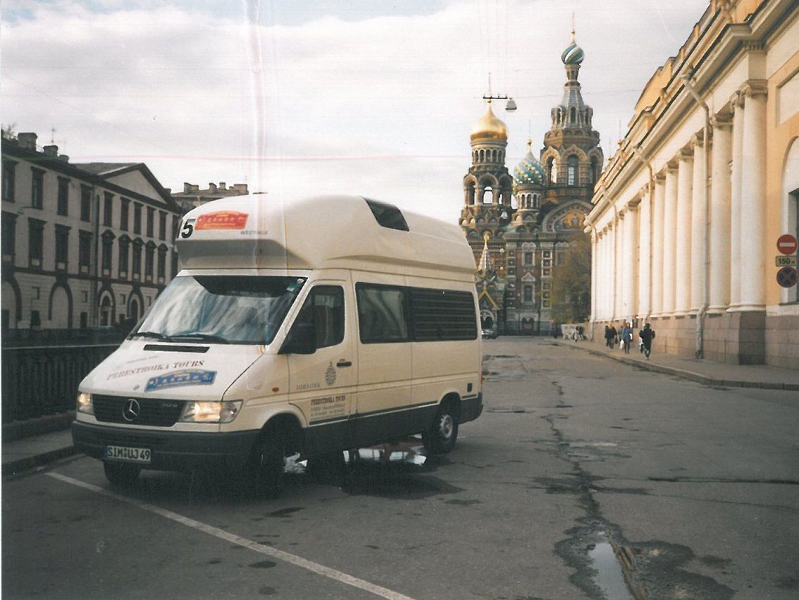 Auf Erkundungsfahrt in St. Petersburg in den 1990er Jahren. Damals konnte man noch zwischen Erlöser-Blutkirche und Nevski Prospekt am Kanal parken. 