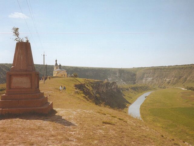 Not far from the Moldovan capital is the place Alt-Orhei, open-air museum, monasteries and folklore invite you. This photo is at least 20 years old.