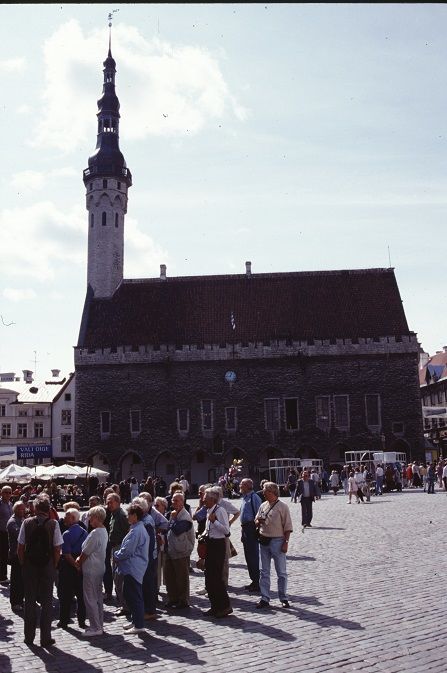 Ein echtes Wahrzeichen ist das Rathaus von Tallinn, hier ein Bild aus den 1990er Jahren. Das Haus wurde im frühen 15. Jahrhundert erbaut. 