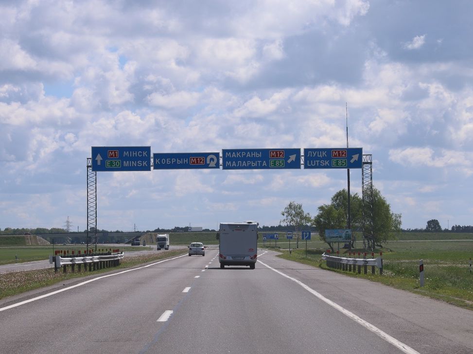 Heute ist die Beschilderung besser, wir haben alle Navigationsgeräte, die uns ans Ziel bringen und so fahren die meisten Teilnehmer alleine oder in kleinen Teams zum nächsten Platz. Auch auf der E30 in Belarus. 