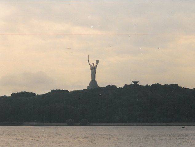 Am Ufer des Dnepr in Süden Kiews steht das Monument zu Mutter Heimat.  