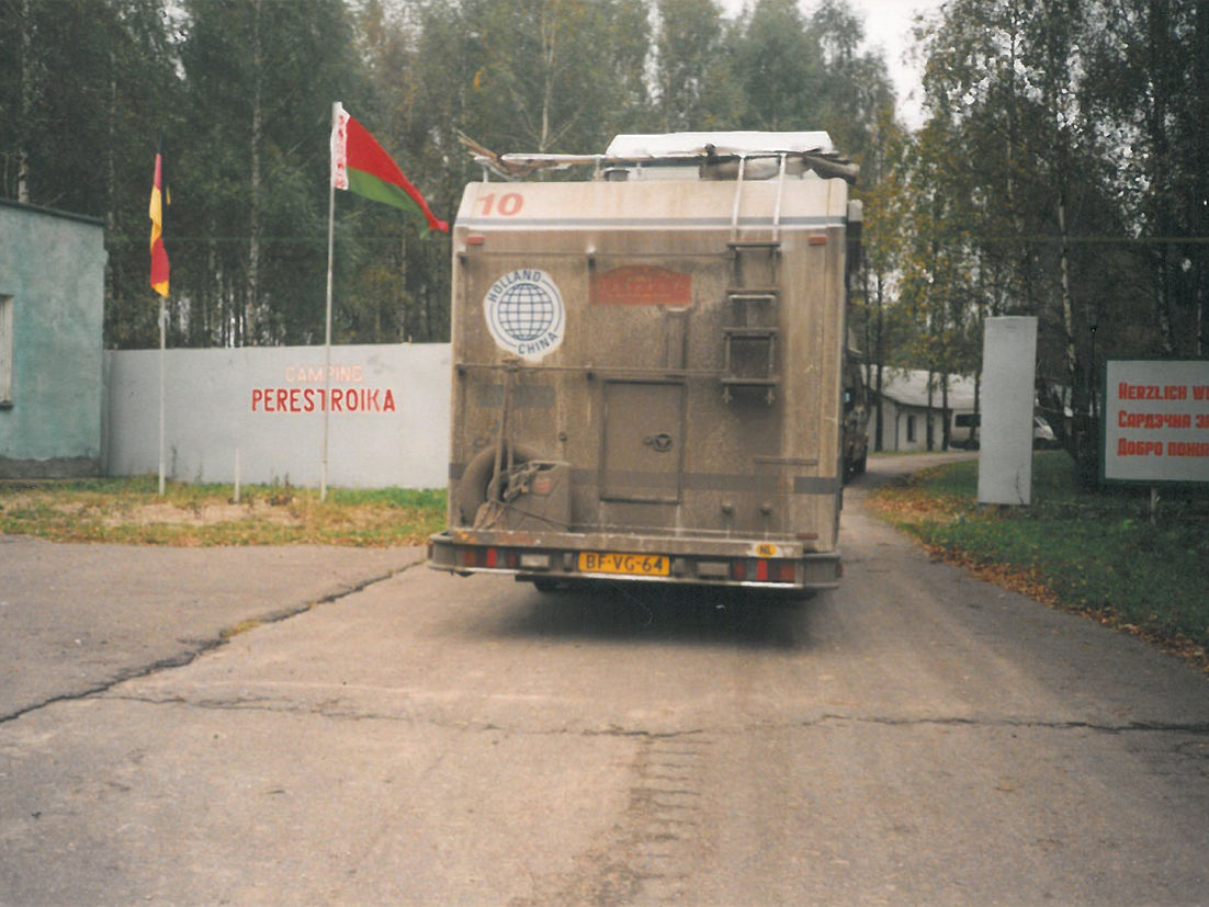 Einfahrt zum Perestroika Campingplatz in der ehemaligen Raketenstellung bei Minsk. Das Fahrzeug hat auf einer 5-monatigen China Reise ein wenig Patina angesetzt.