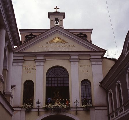 Das Tor der Morgenröte ist Teil der Stadtmauer Vilnius. Es ist ein Wallfahrtsort für Katholiken und Orthodoxe Christen.