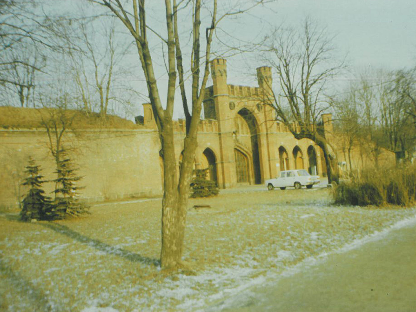 Das Roßgärter Tor 1992. Von hier führte einst die Straße in das Seebad Cranz. Historiker sagen, dass hier die Wehrmacht noch einen Tag über die Kapitulation hinaus aushielt. Einige Zeit nach dem Krieg wurde hier ein Restaurant eröffnet. 