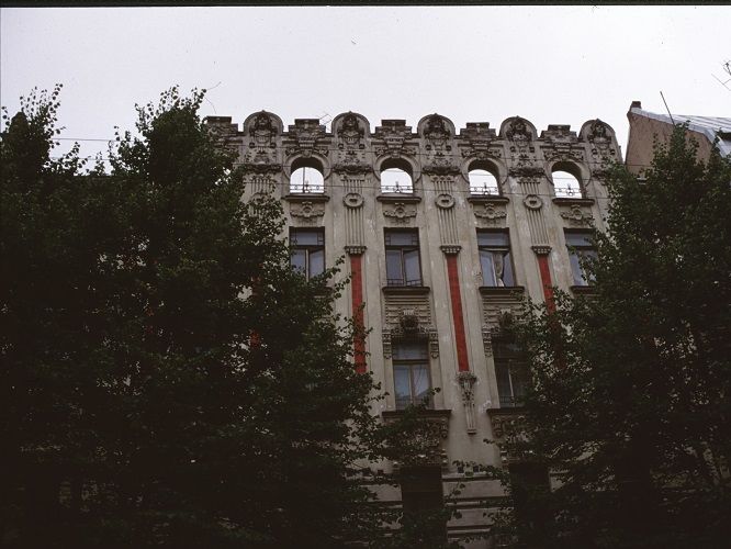 In der Albert Strasse in Riga machen wir einen kurzen Bummel um die Jugendstilhäuser zu bewundern. Ein auffallendes Objekt ist Haus Nr 2a, erbaut 1906 von Michael Eisenstein.