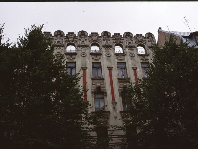 In the Albert Strasse in Riga we take a short stroll to admire the Art Nouveau houses. A striking object is house number 2a, built in 1906 by Michael Eisenstein.