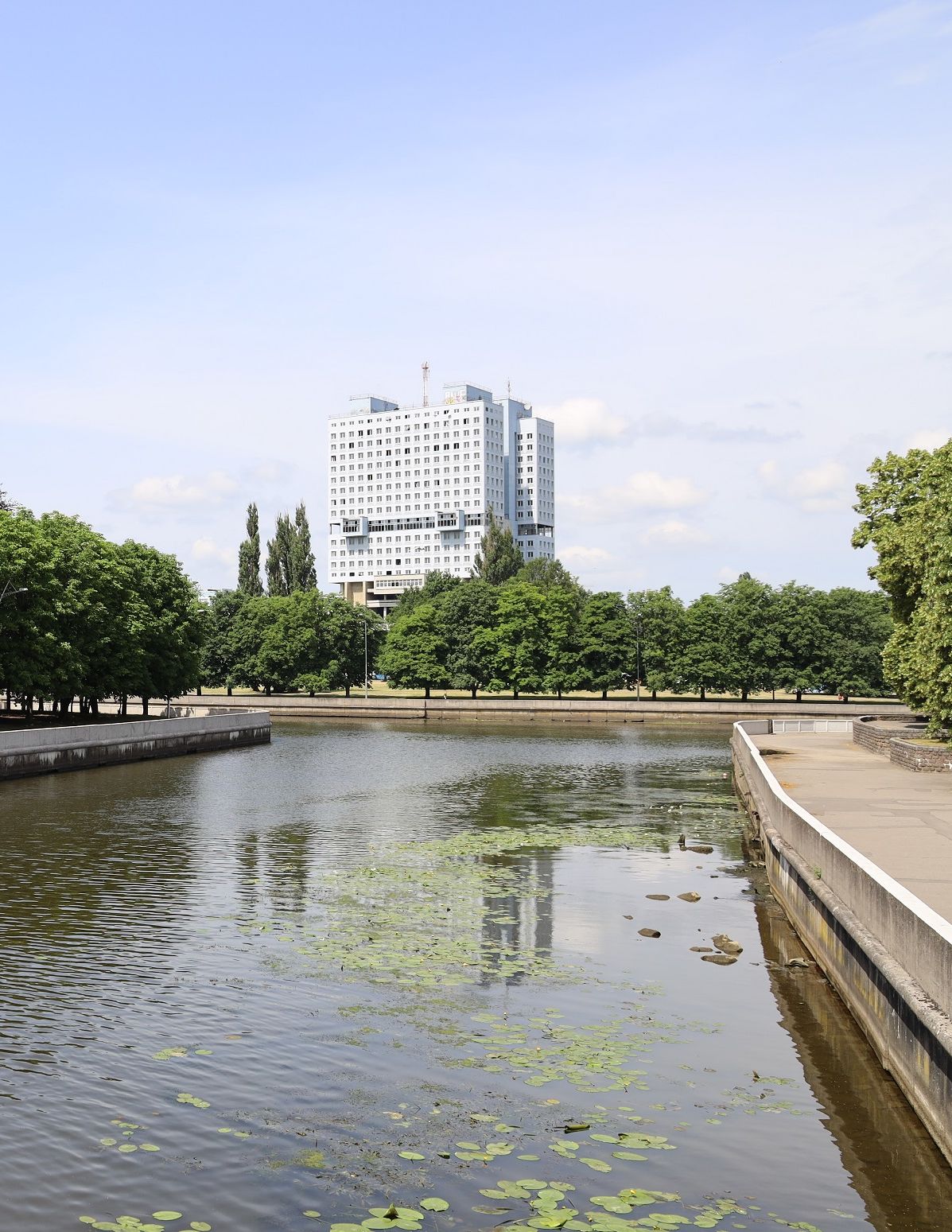 Die "Rache der Preußen": auch heute steht das Haus der Räte noch als Ruine da. Immer wieder hört man etwas von Investoren und Business, aber auch der Abriss ist immer wieder mal ein Thema. An der Stelle des alten Schlosses sucht man auch immer wieder noch nach dem Bernsteinzimmer. 