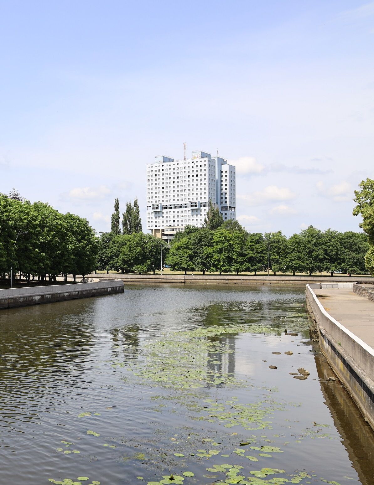 The "revenge of the Prussians": the House of Councils still stands as a ruin today. Again and again you hear something from investors and business, but demolition is also an issue every now and then. At the site of the old castle, some treasure hunters are still looking for the Amber Room.