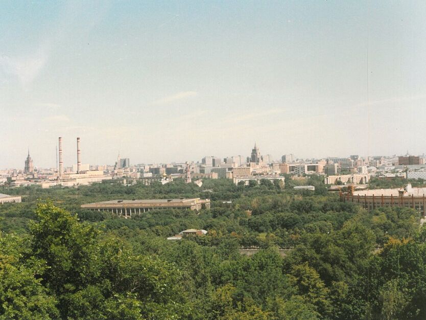 The Sparrow Hills lie on the western bank of the Moscow River. Despite their 70m height, they allow a view of the Russian capital.