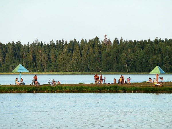 Die Gießerei ist zu, das Hotel moderner, aber das Wasser im See ist immer noch anziehend. Die Strecke zwischen Moskau und St. Petersburg dauert heute 4 Tage und beinhaltet noch 2 Beschtigungen. 