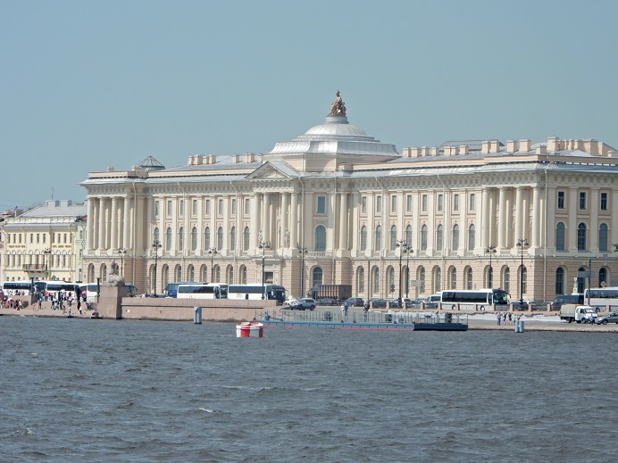 Als Bildungseinrichtung und Ministerium ist die Russische Kunstakademie schon seit den Zeiten Katharinas der Großen im gleichen Gebäude. 