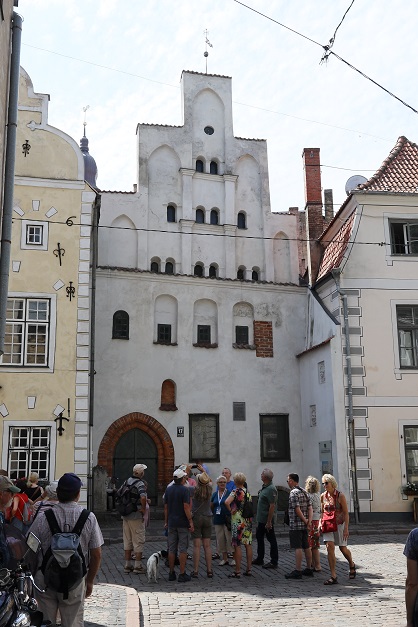 Das im 15 Jh. wahrscheinlich für einen Bäckermeister errichtete Haus Nr. 17 ist das älteste der drei und wir kommen bei jeder Stadtbesichtigung Rigas hier vorbei. 