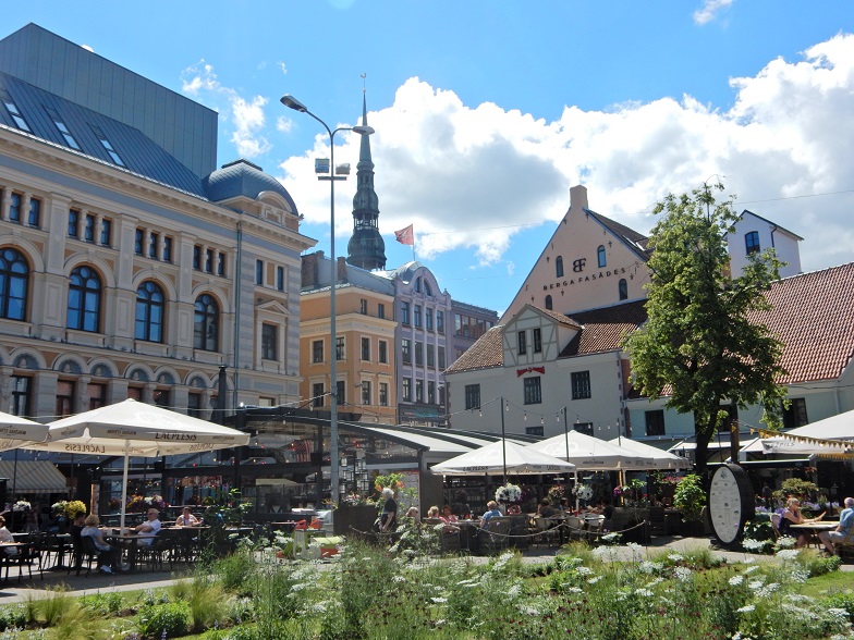 Am Livu Platz, genau im Zentrum zwischen Fluss und Freiheitsdenkmal, und den Museen und dem Markt enden heutzutage unsere gemeinsamen Besichtigungen. 