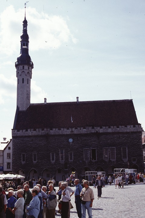 A real landmark is the Tallinn Town Hall, here a picture from the 1990s. The house was built in the early 15th century.