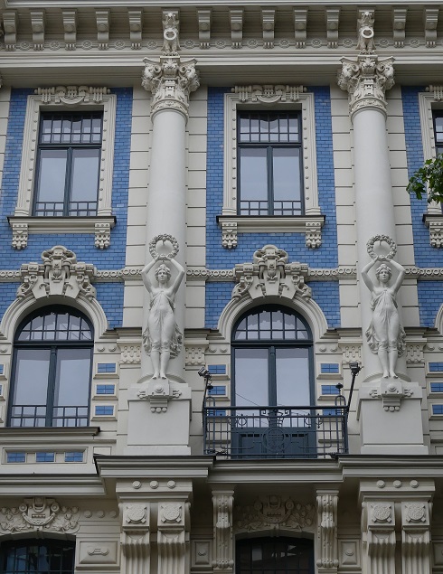 Besichtigungen in Riga beginnen meist mit einem kurzen Bummel in der Albertstraße. Die Häuser Eisensteins sind besonders gut erhalten und die Damen in Stein sind das Abbild seiner jeweils aktuellen Muse. 