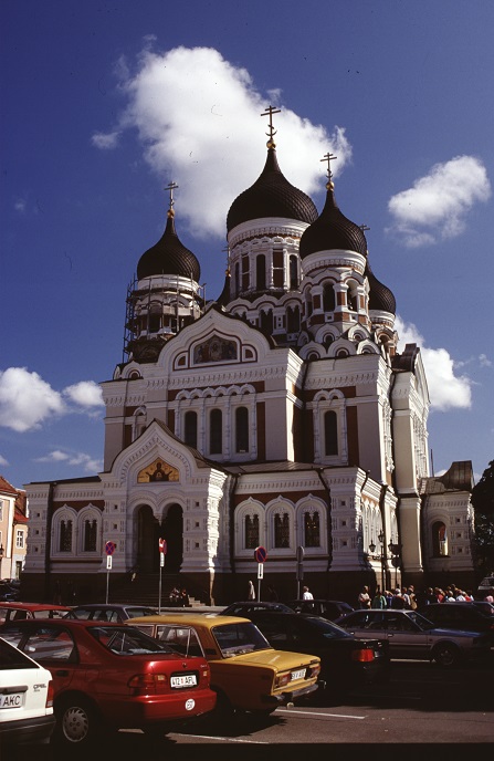 Der fußläufige Teil der Besichtigung Tallinns beginnt in der Regel in der Oberstadt, genauer gesagt auf dem Domberg, unweit der Alexander-Nevsky-Kathedrale. 