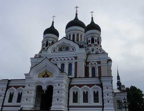 Die im Jahr 1900 geweihte Kathedrale geht auf die Zeit als Estland russisches Gouvernement war zurück und ist als Zeichen der Russifizierung damals wie heute umstritten. 