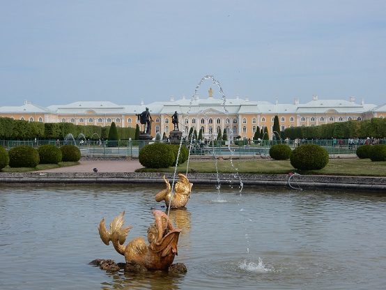 Seit 1991 ist die Anlage Weltkulturerbe der UNESCO. Bei den Besuchen St. Petersburg machen wir bei allen Touren eine geführte Besichtigung der Parkanlagen mit den Wasserspielen. 