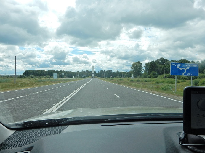 Heute kann jeder selbst von A nach B finden, Die großen Grenzen machen wir aber immer noch als Gruppe. Der Reiseleiter zeigt wie es geht. Hier die Ausreise aus Belarus 2019. 