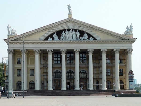 Heute beherbergt das klassizistische Gebäude unter anderem zwei Nachtclubs. Wir sehen dies bei unseren Stadtbesichtigungen, liegt es doch gleich hinter dem Palast der Republik. 