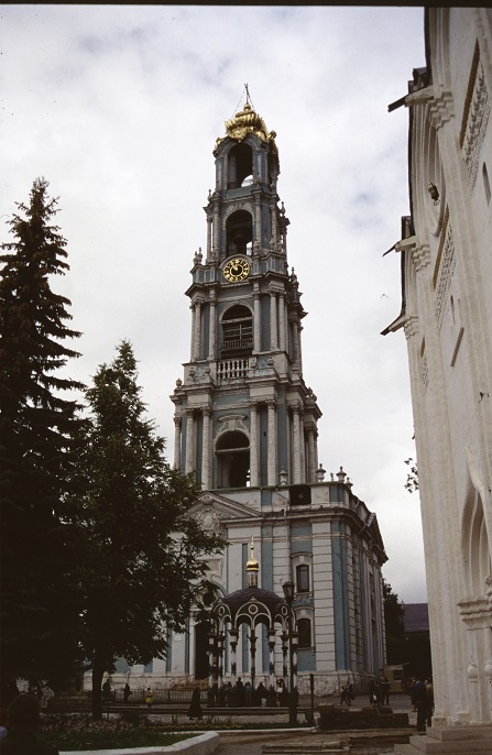 Der Glockenturm der Lawara ist mit 88 m der höchste Turm des Dreifaltigkeitskloster. 