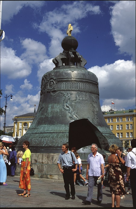 Die Zarenglocke bekam einen Knacks als man eine brennende Holzkonstruktion, die sie umgab, mit kalten Wasser zu löschen versuche. 