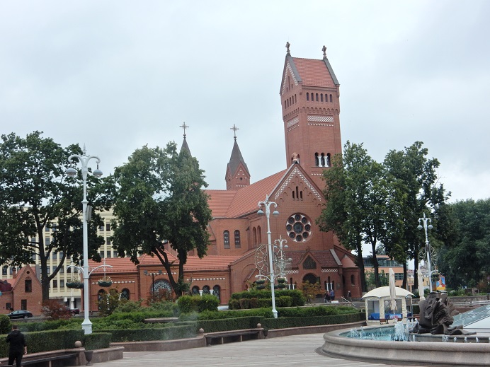 Wir kennen das Bauwerk als das, was es seit 1990 wieder ist: eine katholische Kirche, die überwiegend von den polnisch-stämmigen Weißrussen und polnischen Gastarbeitern genutzt wird. 