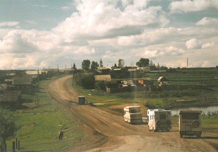 An den Fahrzeugen erkennen wir die Reise, das ist "Auf den Spuren Marco Polos" 1998 auf dem Rückweg von China. Damals waren die Straßen Sibiriens noch zum Teil ungeteert oder mit einer dicken Staubschicht überzogen. Auch fuhr man damals im Konvoi.  