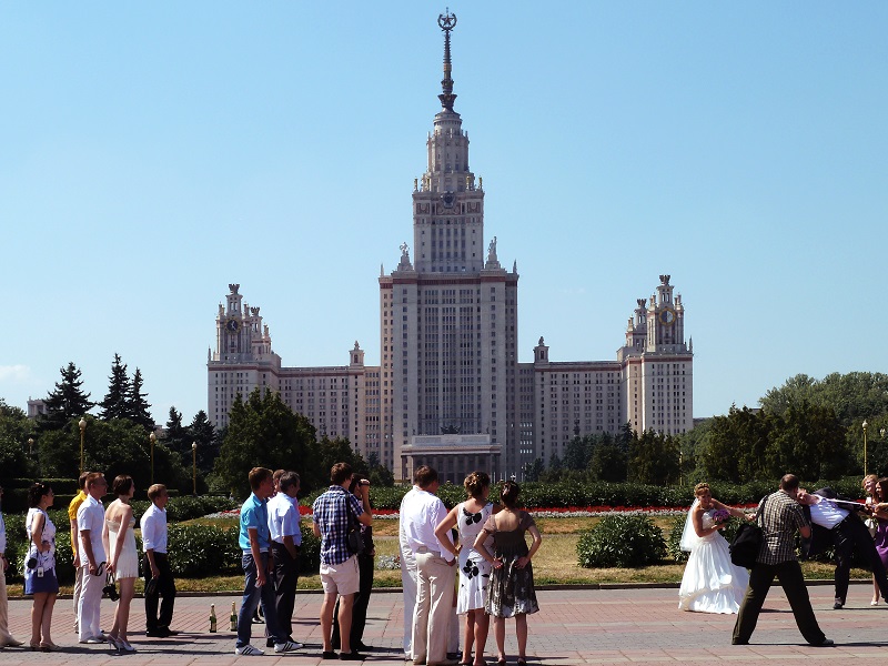 Ein Fahrt zu den Sperlingshügeln, an der Universität vorbei ist Teil eines jeden Moskau-Besuchs. Am Wochenende und am Abend tummeln sich hier die Menschen, man trifft sich und hat einen tollen Blick über die russische Hauptstadt. 