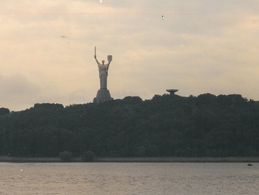 On the bank of the Dnieper in southern Kiev stands the monument to Mother Homeland.<br />
Statue<br />
