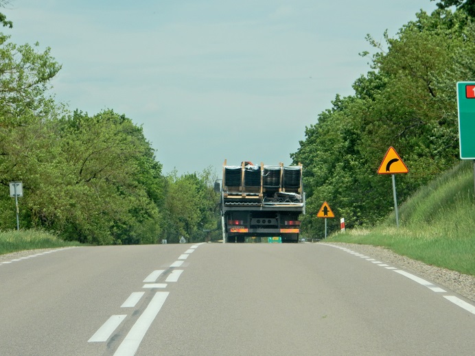 Immer noch gibt es viele Landstraßen, wie hier auf dem Weg nach Litauen. Die Straßen lassen sich aber heute, wie damals gut fahren. 