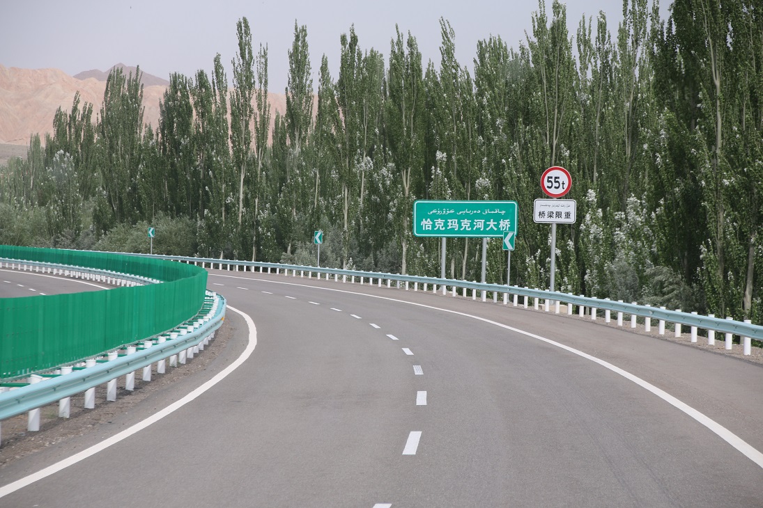 Heute steht der Torbogen schon lange nicht mehr und die Straße nach Kashgar ist keine Schotterpiste mehr. Im Rahmen der "neuen Seidenstraße" hat man alles modernisiert. 