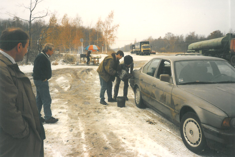 In den frühen 1990er Jahren benötigte man Dieselgutscheine vom ADAC und tankte bei Engpässen auch mal am Straßenrand nach. Dabei musste man aber unbedingt auf die Sauberkeit und Qualität achten. 