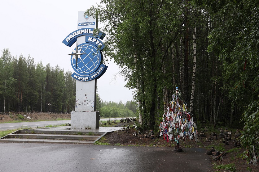 Today the monument has been spruced up, but it is still the only highlight on a long stage. The "tree" is said to bring good luck.