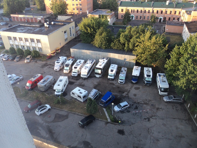 Hier die Moskau-St.Petersburg Gruppe aus dem Jahr 2019 auf dem bewachten Hotelstellplatz. Hier gibt es Strom aus CEE Stecker, Toiletten im Hotel und Dusche im Zimmer. In der Nähe kann man Geld wechseln, Telefonkarten kaufen, Essen und einkaufen. Museen und Fußgängerzone sind sogar fußläufig zu erreichen. 